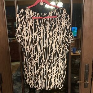 Alfani Black and White Abstract Short Sleeve Top